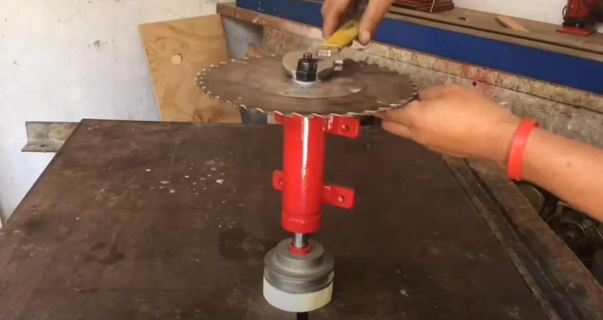 Sur le deuxième côté de l'arbre, nous connectons la scie