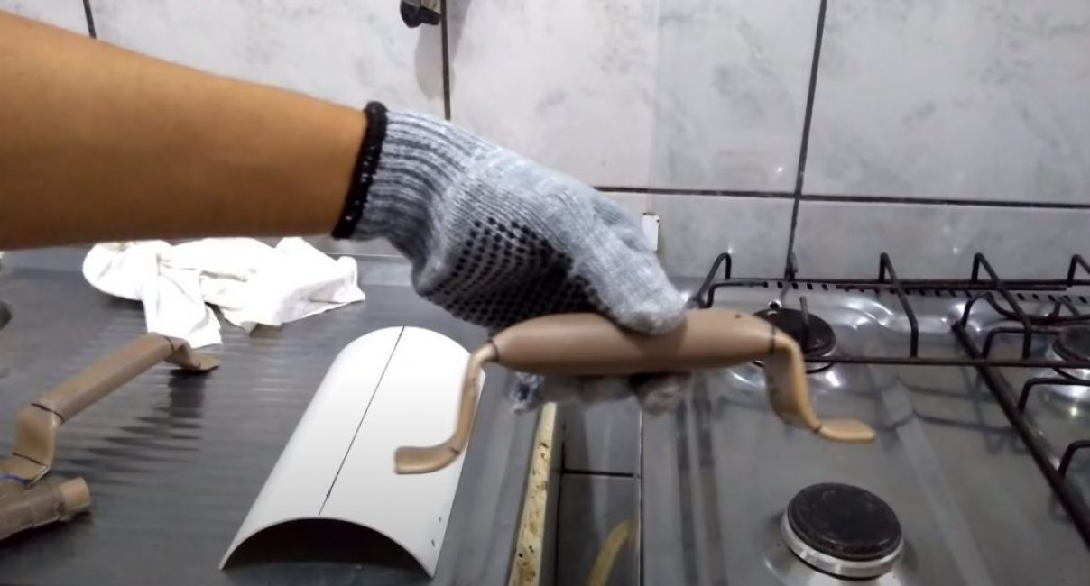 nous donnons au segment de tuyau la forme d'une poignée pratique