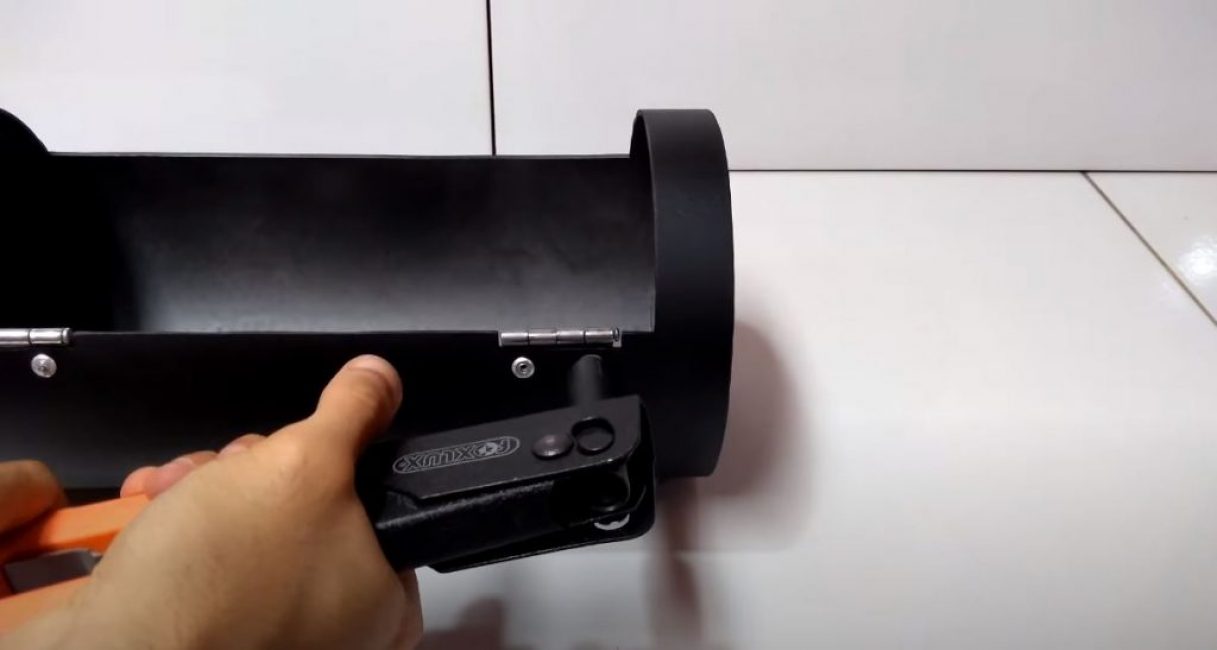 Les charnières et la poignée sont fixées au corps avec des rivets