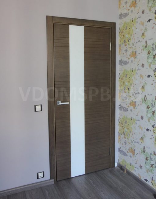 Fig10 Porte recouverte de noyer naturel avec fraisage en surface et verre