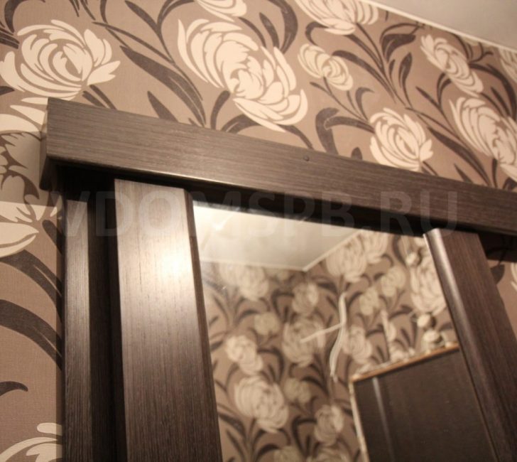 Porte coulissante avec grand miroir en placage wengé