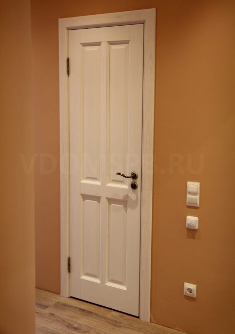 Porte en pin massif au fini ciré blanc