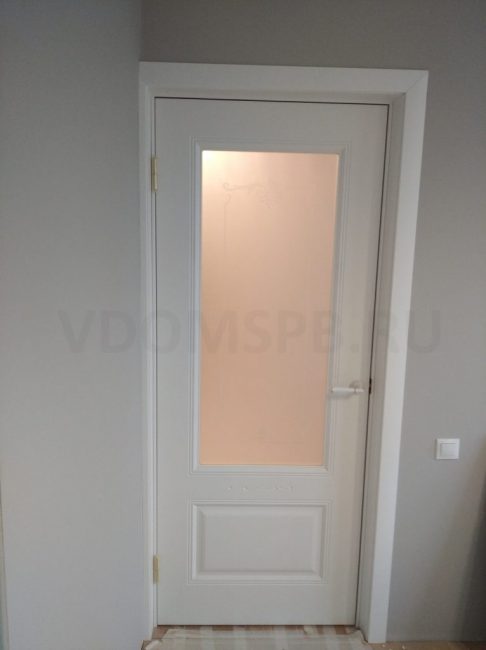 Porte garnie d'un film PVC blanc