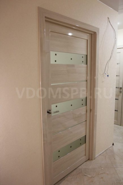 Figure 5 Porte recouverte de PVC brillant