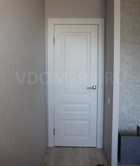 Fig6 Porte à trois panneaux avec chambranles sculptés en finition PVC