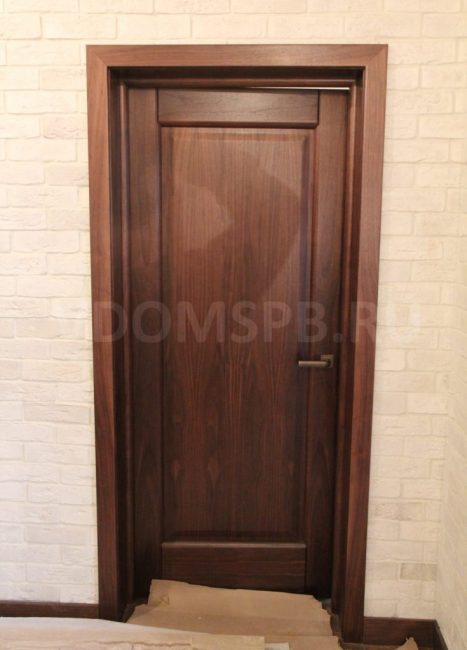 Figure 9 Porte en placage de noyer américain