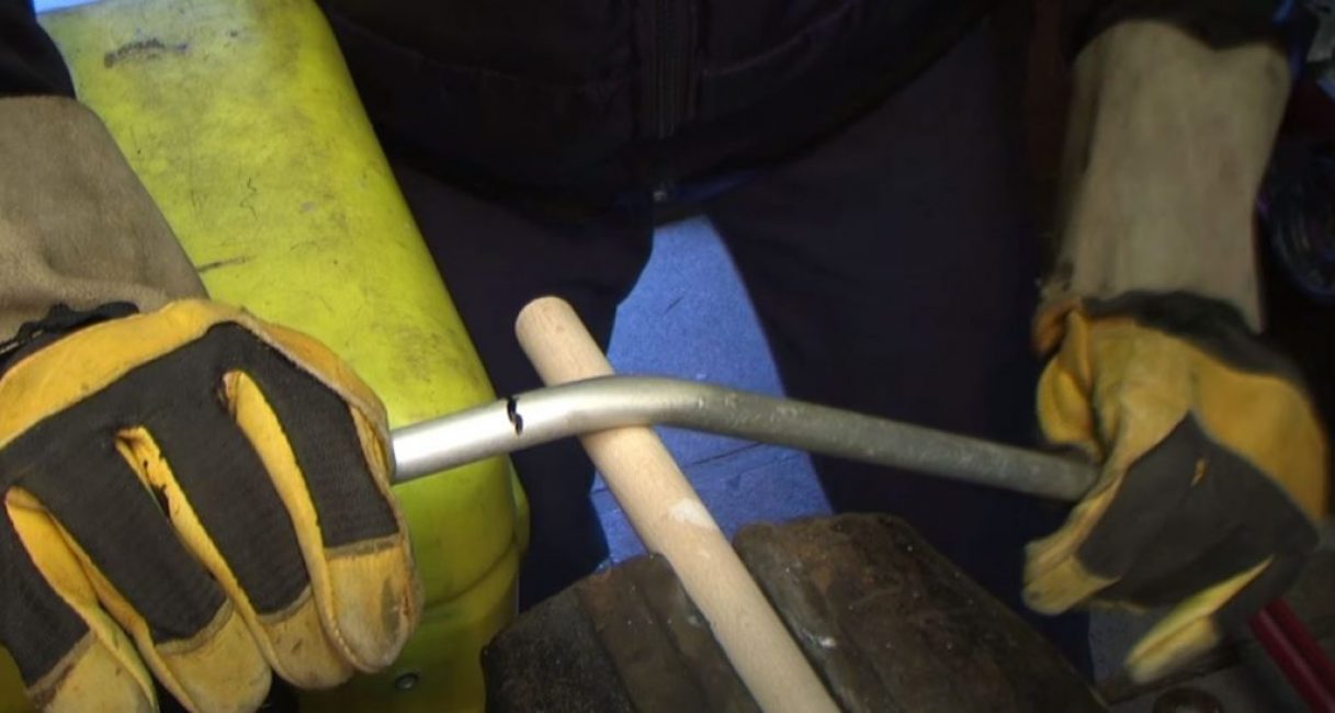 Nous plions le tuyau