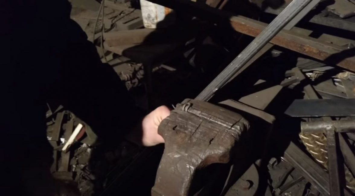 du côté plié, pliez environ 2 cm à un angle de 90 degrés