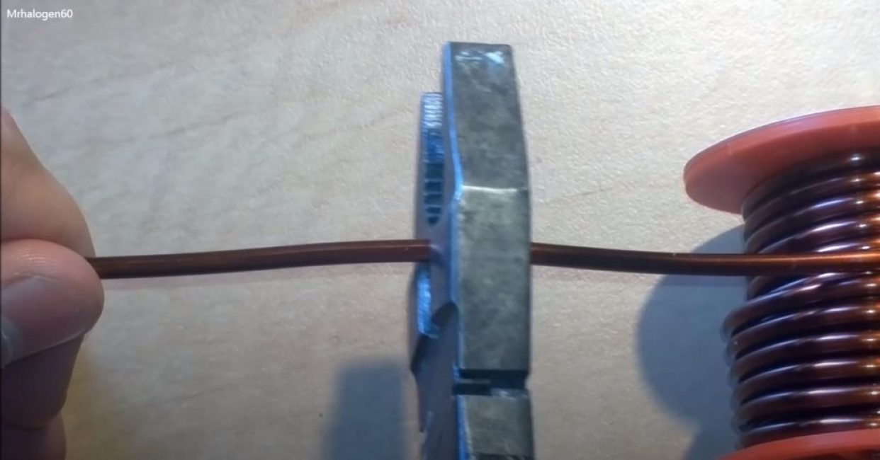 Nous coupons et alignons un morceau de fil de cuivre de 1 m de long