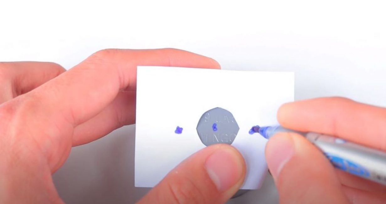 transférer l'emplacement des trous de fixation du moteur