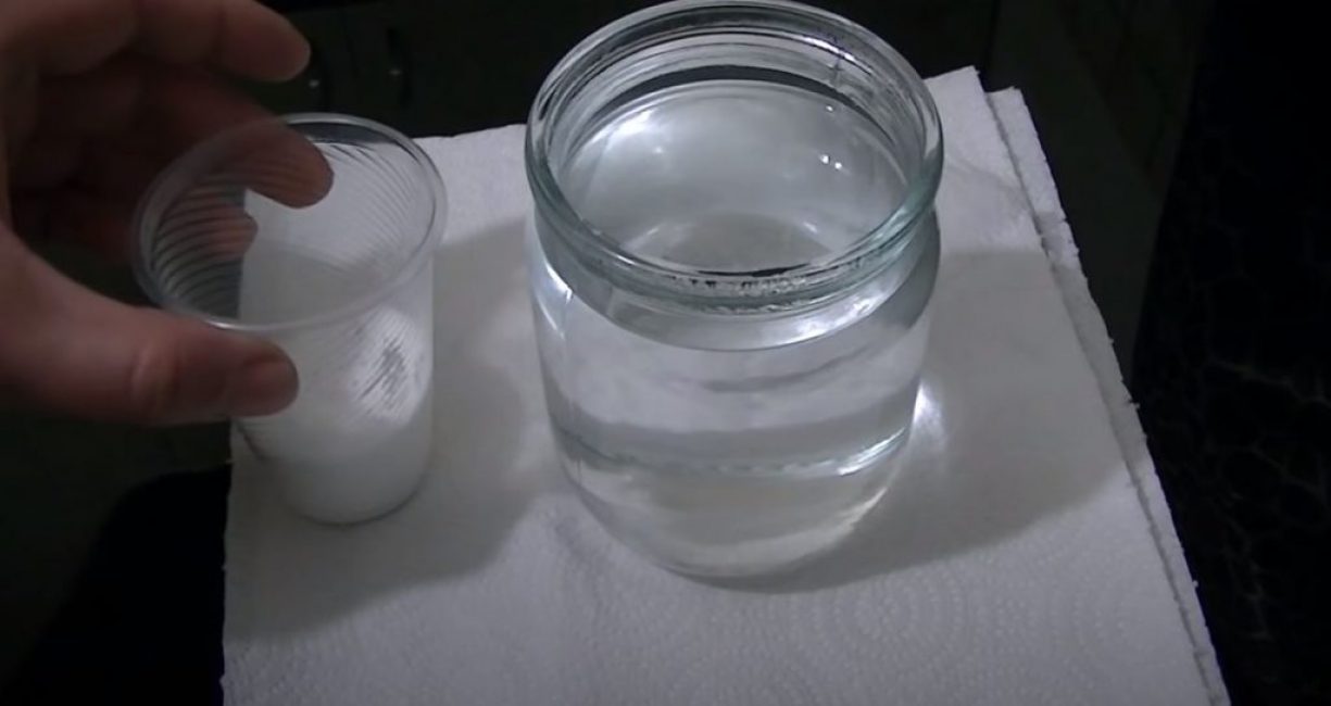 Agiter la solution jusqu'à ce que les cristaux d'acide soient complètement dissous.