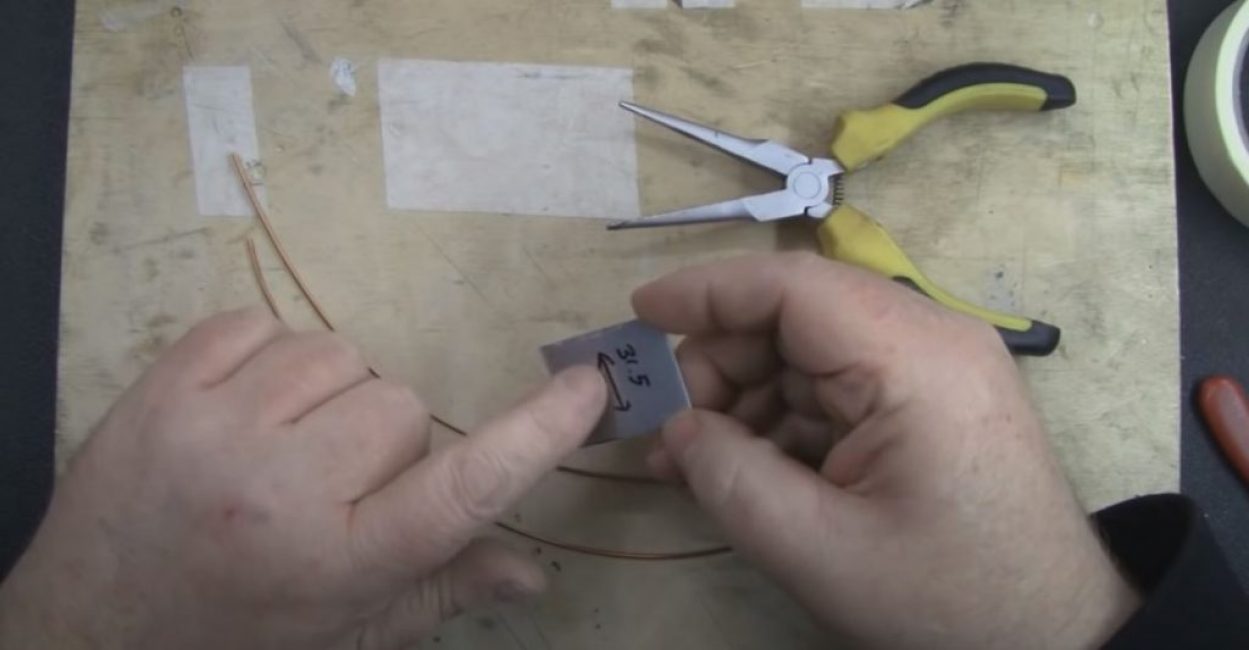 Dans une feuille d'étain, découpez un gabarit de la taille requise