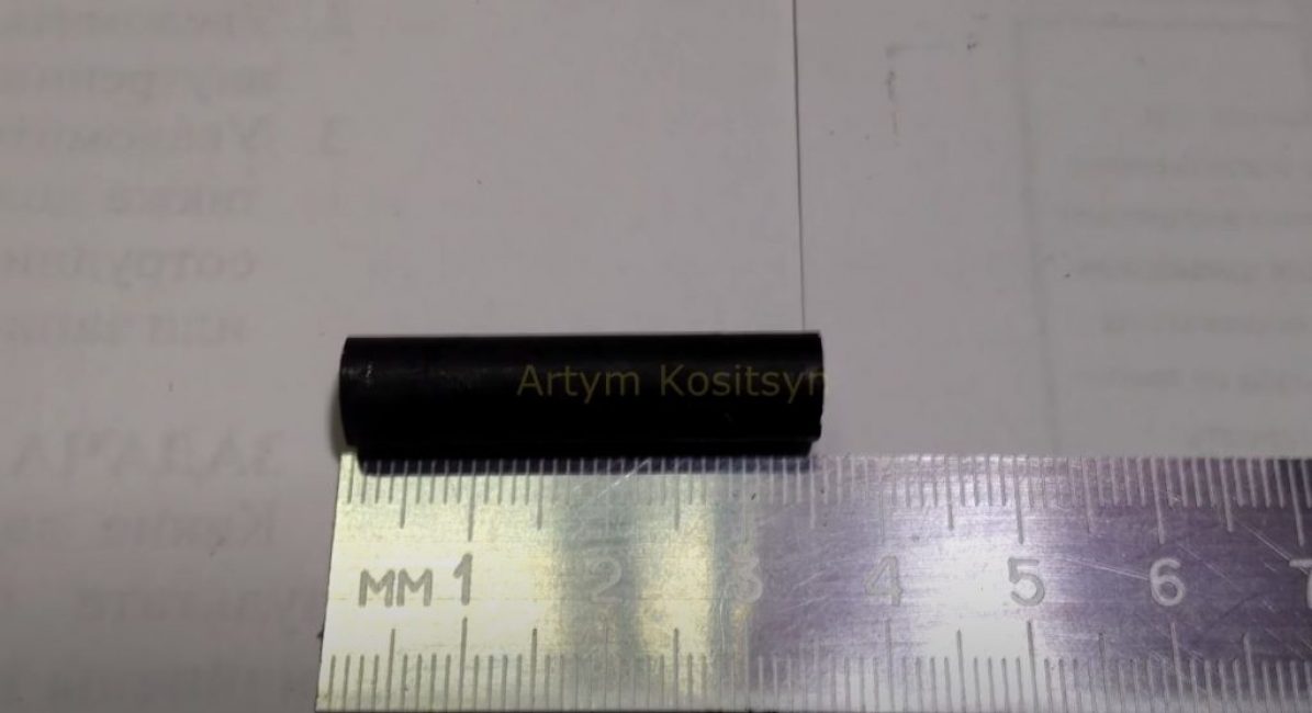 De la tige de ferrite, coupez un morceau de 35 mm de long