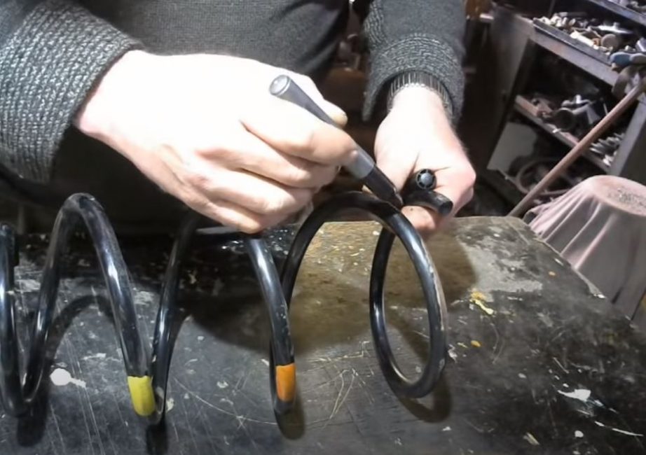 Avec un feutre on trace 4 demi-tours pour les flans de crocs