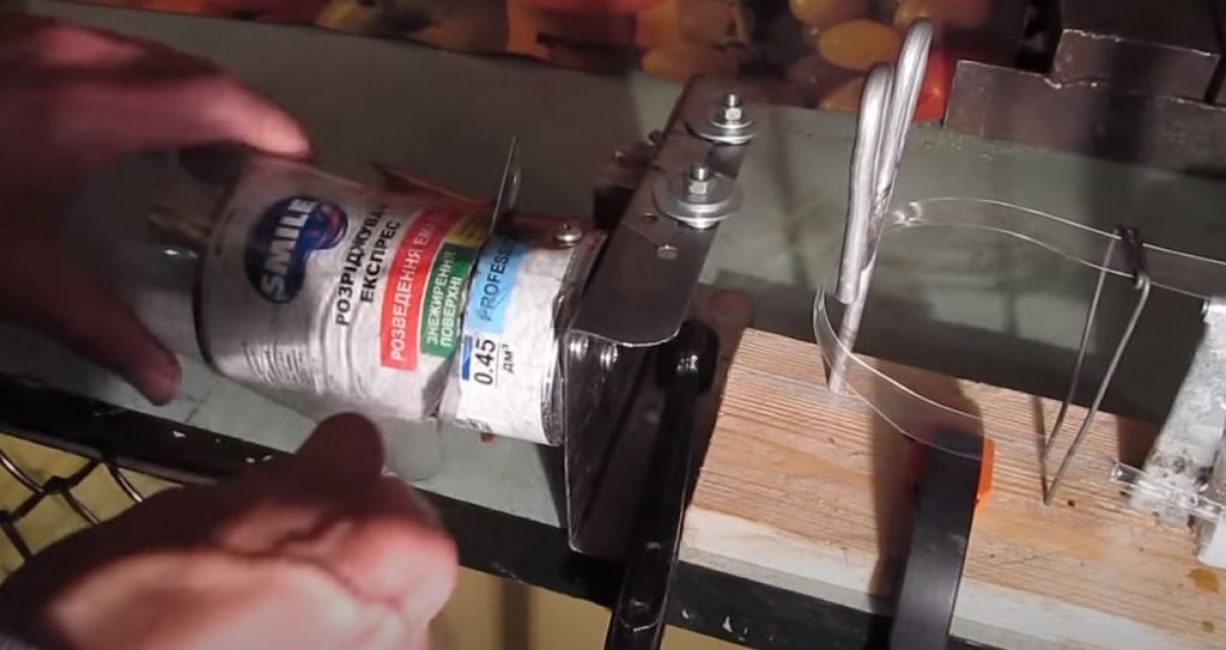 Réglez la lame du coupe-bouteille à la largeur souhaitée