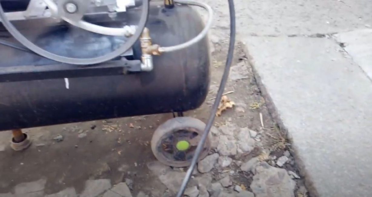 À partir d'un morceau de tuyau en métal, nous fabriquons une jambe