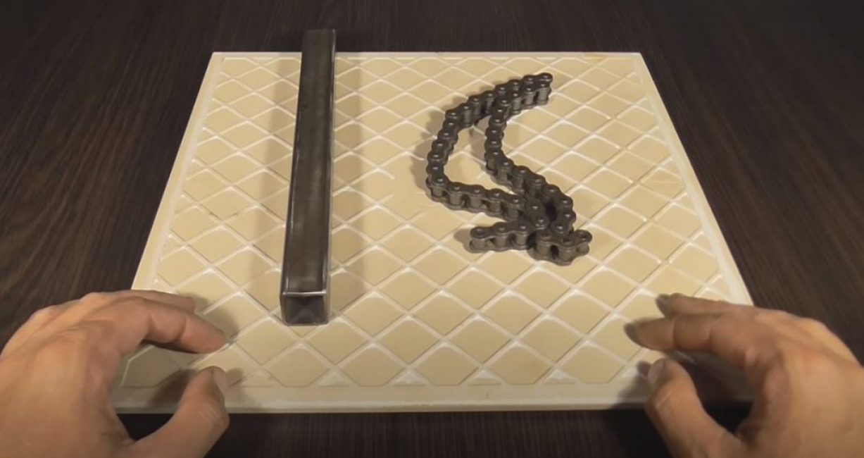 Couper un morceau de 30 cm de long du tube profilé