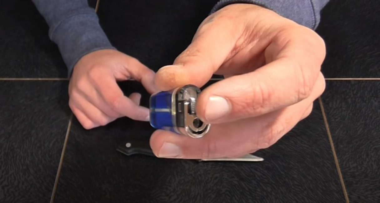 on sort des roues dentées en métal de deux briquets à silex