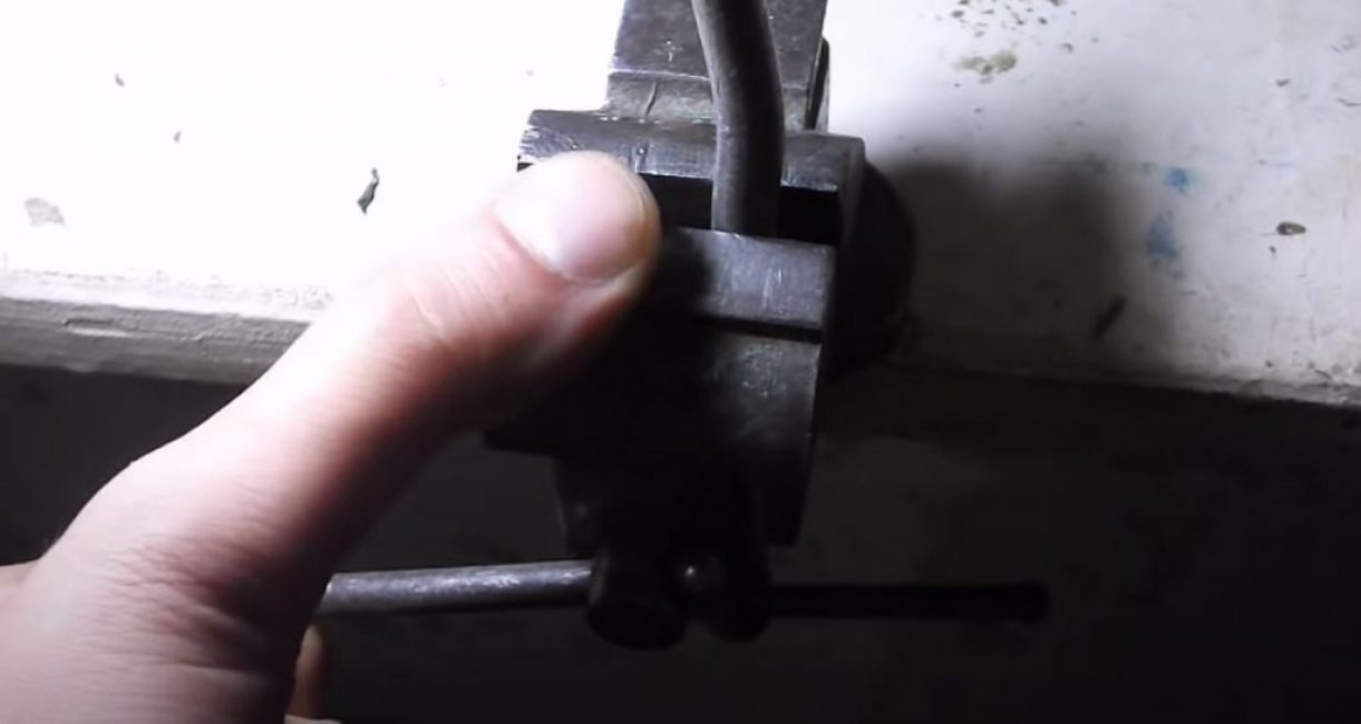 Nous serrons un morceau de soudure dans un étau