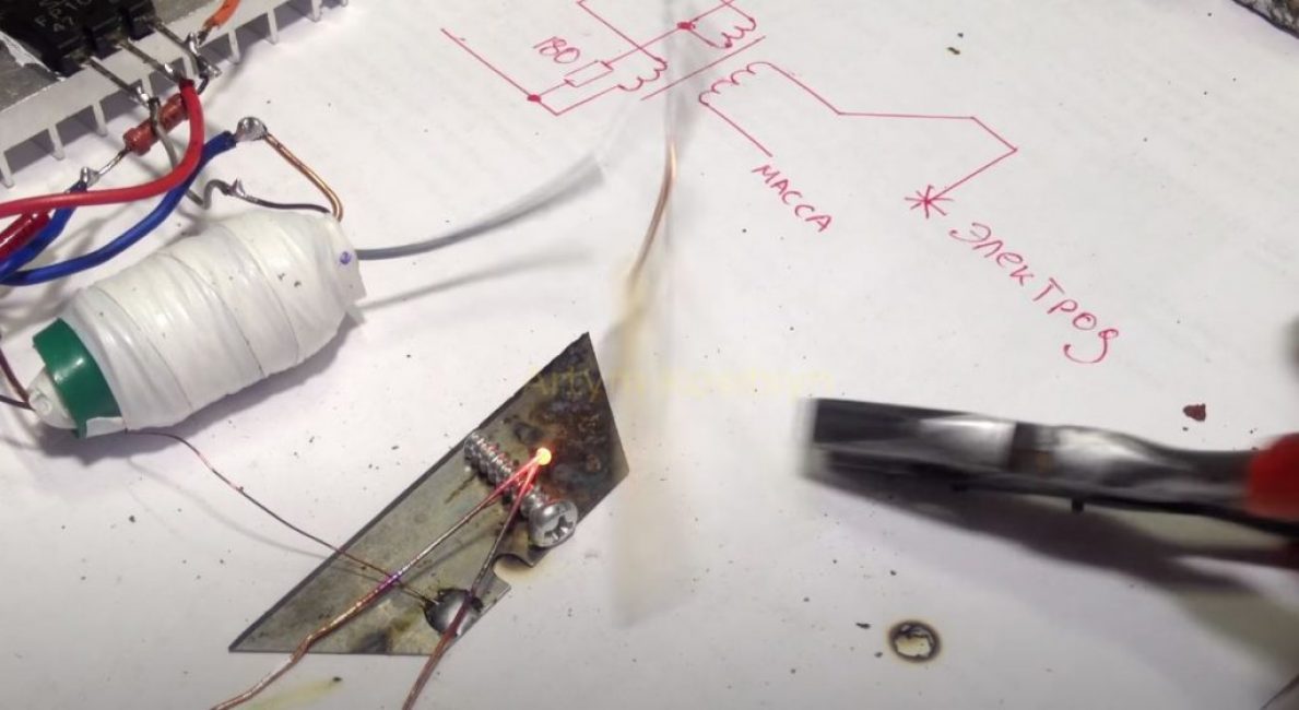 Voyez également à quel point les deux fils de cuivre sont soudés ensemble.