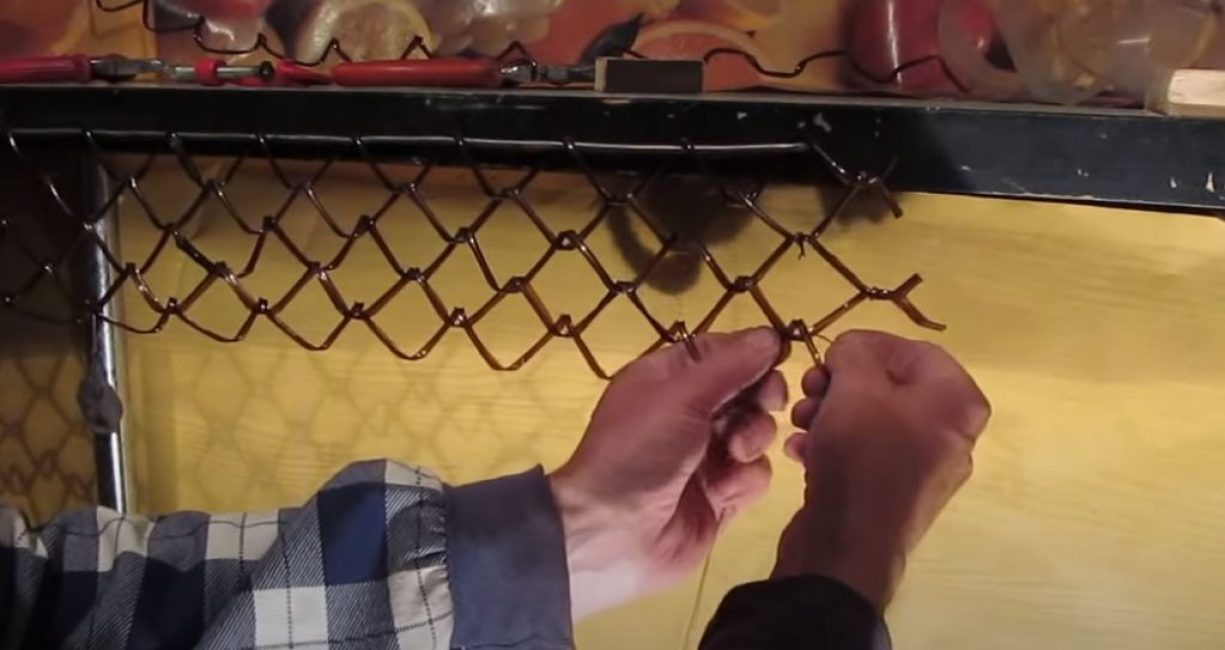 Aux bords de la toile, on fixe les spires adjacentes avec du fil de cuivre