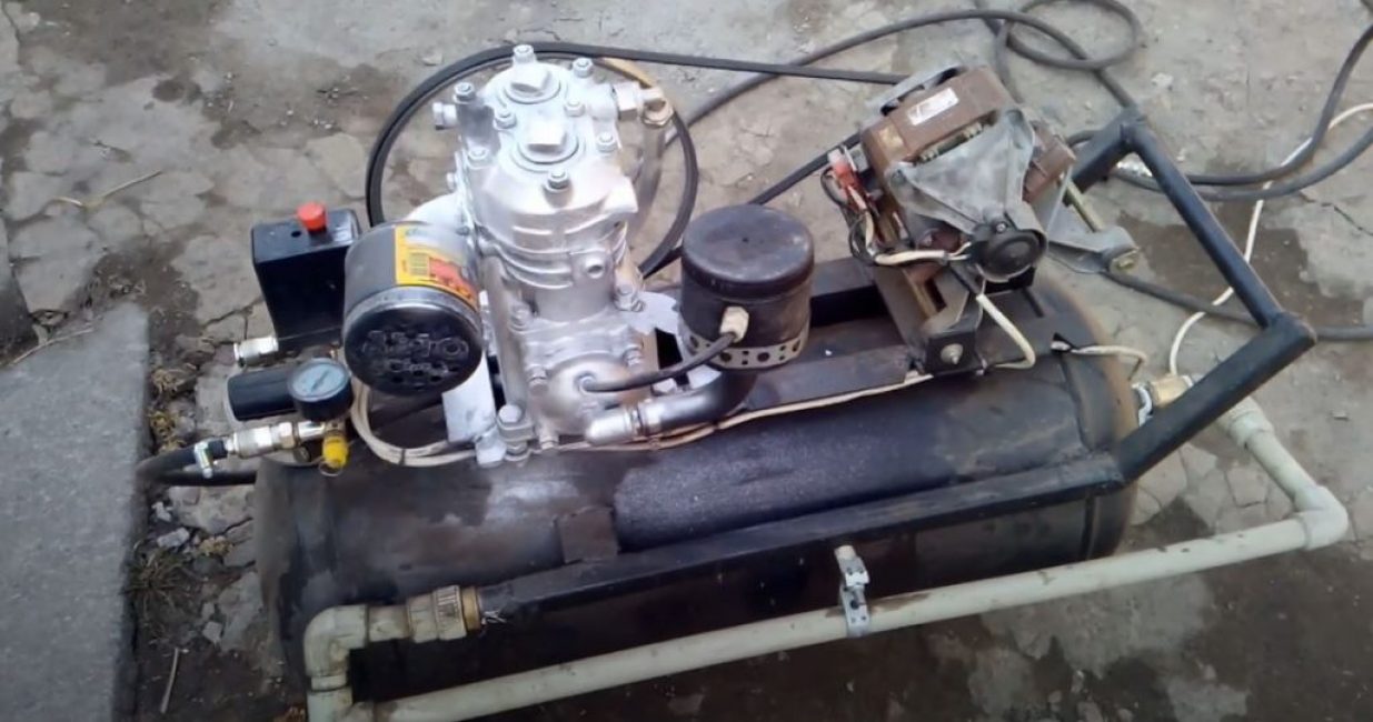 Nous mettons la courroie sur les poulies et allumons le courant