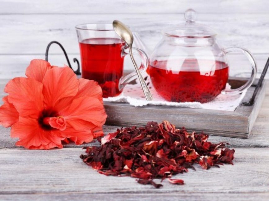 Le thé à l'hibiscus réchauffe dans le froid et désaltère dans la chaleur