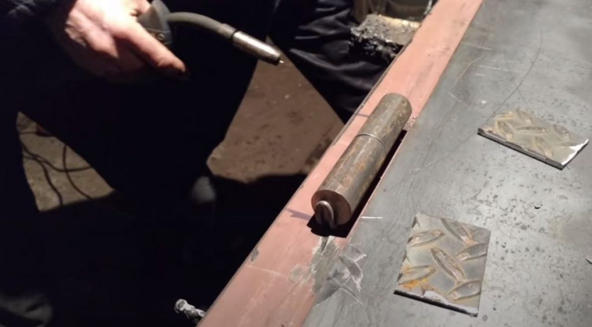 Installation de la charnière sur le cadre de la porte