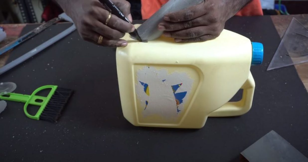 Nous mettons le bec vers le bidon