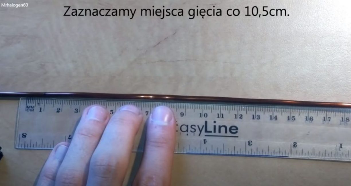 Nous décrivons huit segments de 10,5 cm sur le fil