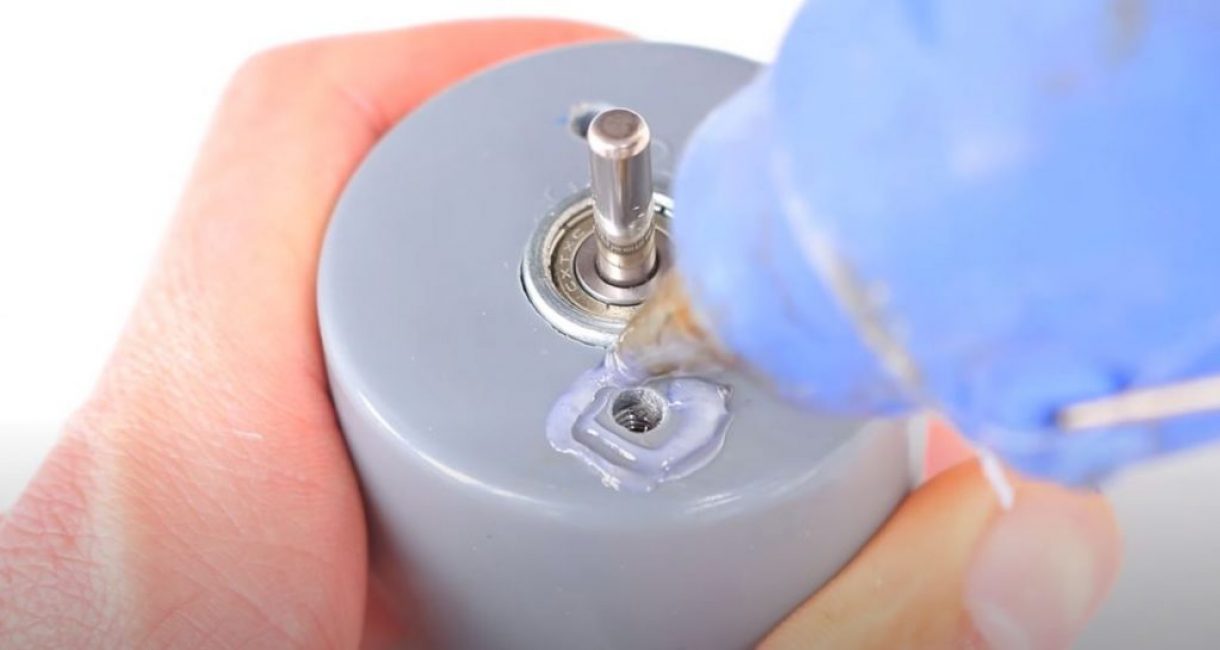 insérez le moteur dans le bouchon et vissez-le