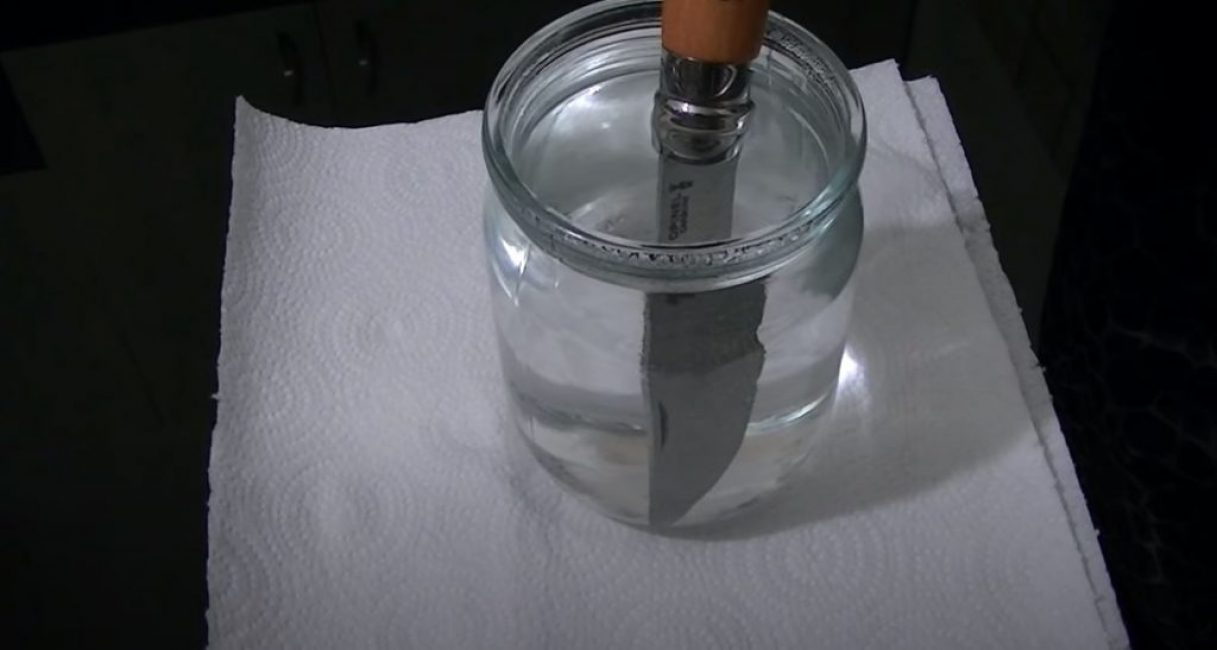 Nous plaçons la lame du couteau dans une solution d'acide citrique