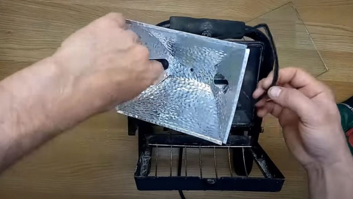 Desserrez la vis du réflecteur et retirez-le.