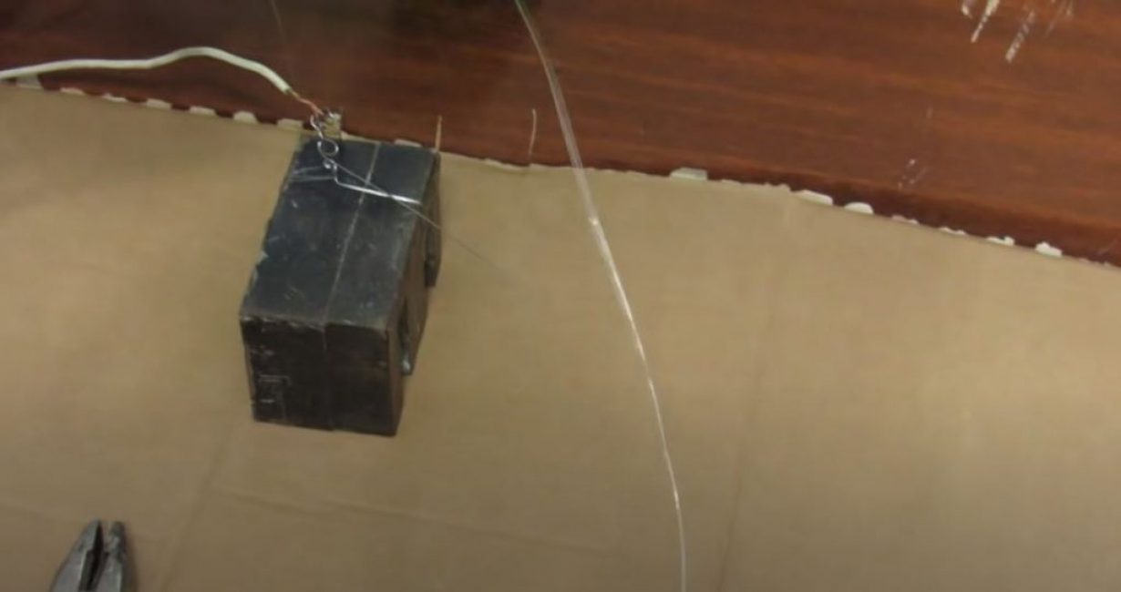 Nous connectons une extrémité du fil nichrome à l'un des pôles de la batterie