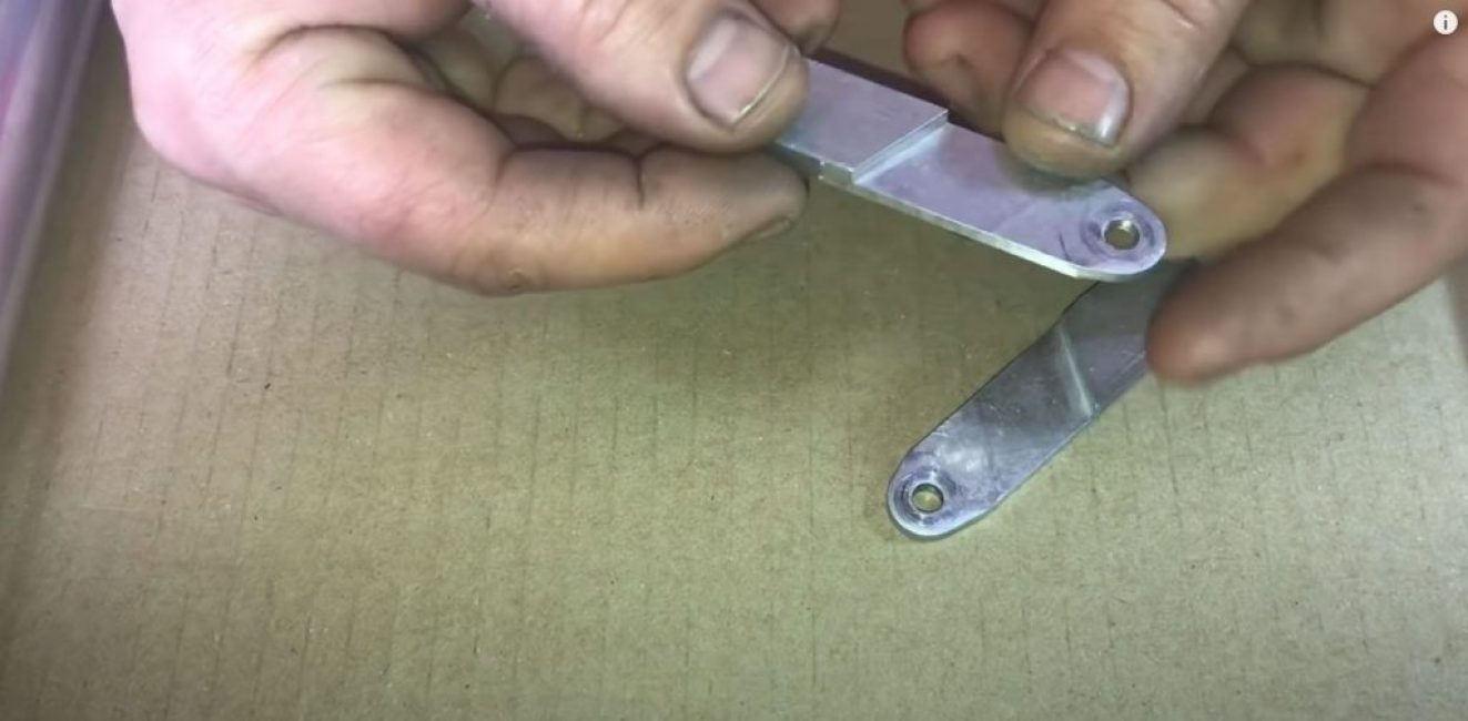 D'un bord, nous broyons la plaque à moitié et perçons un trou de montage