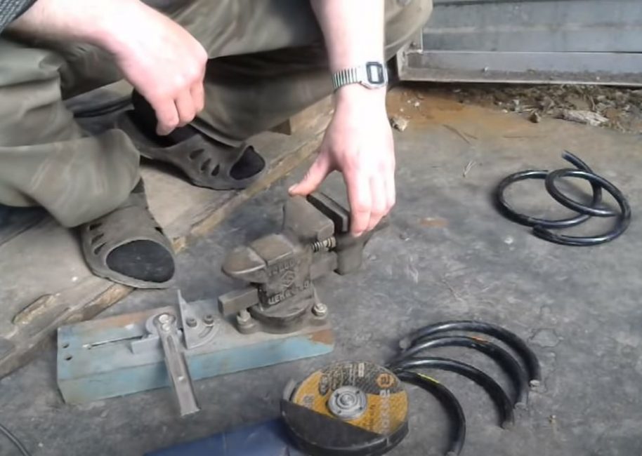 Nous coupons le ressort avec une meuleuse