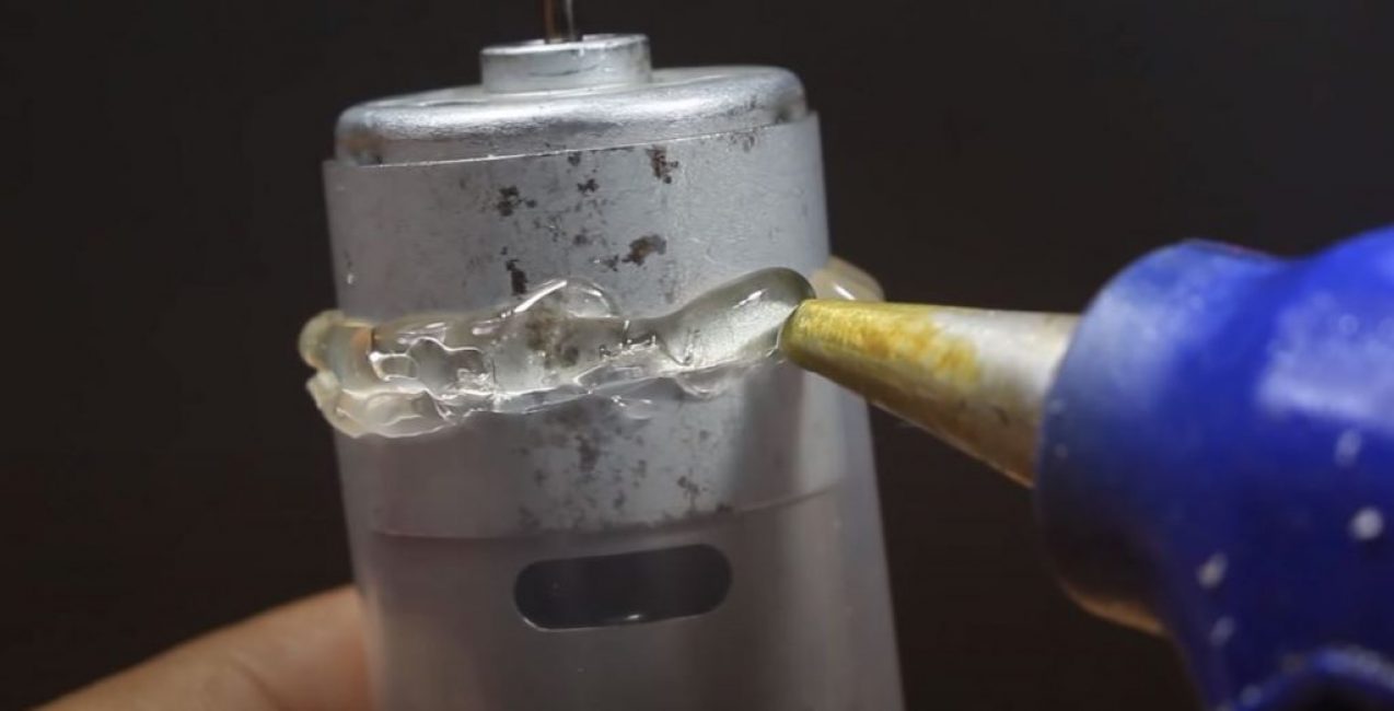 Nous insérons le moteur dans la seringue et le collons avec de la colle chaude