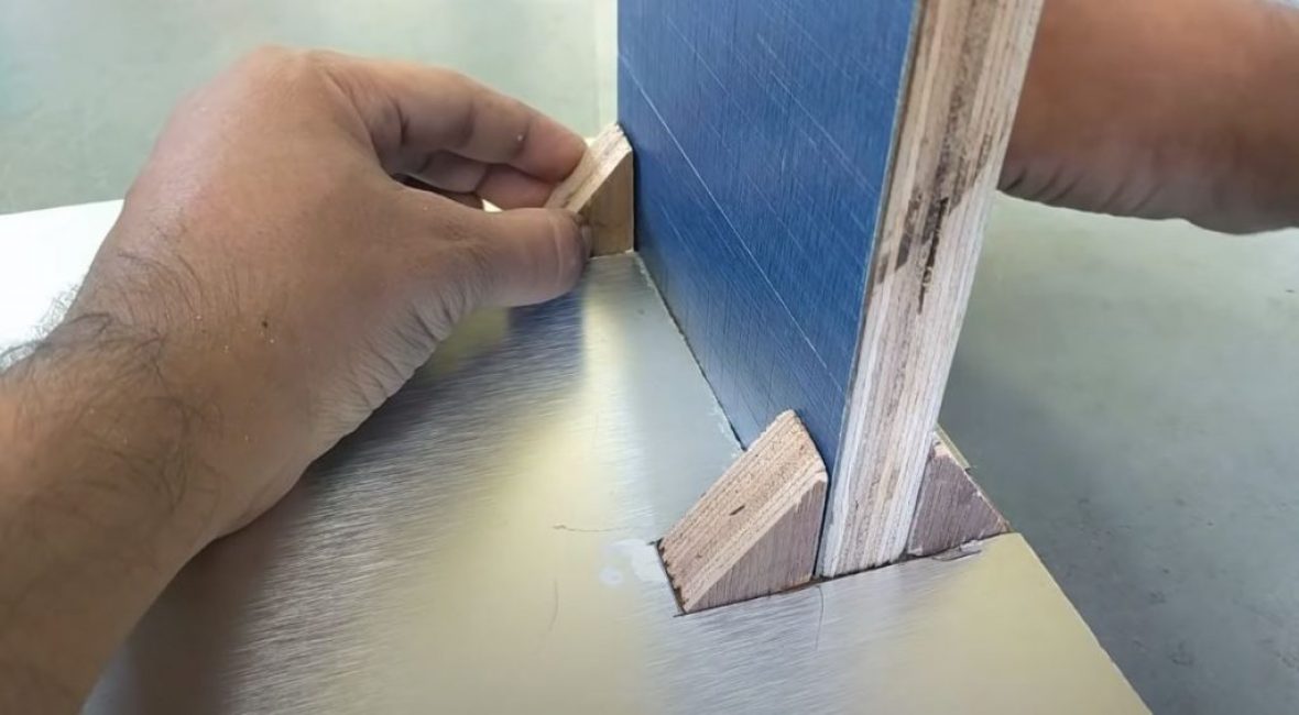 Nous collons le rack et les coins à la partie du cadre avec une galvanisation découpée