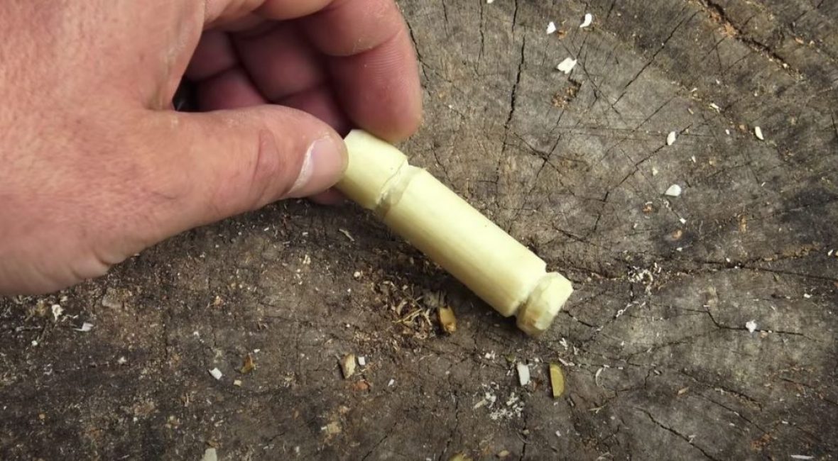 Des deux côtés de la guérite, nous faisons des coupes pour attacher la corde