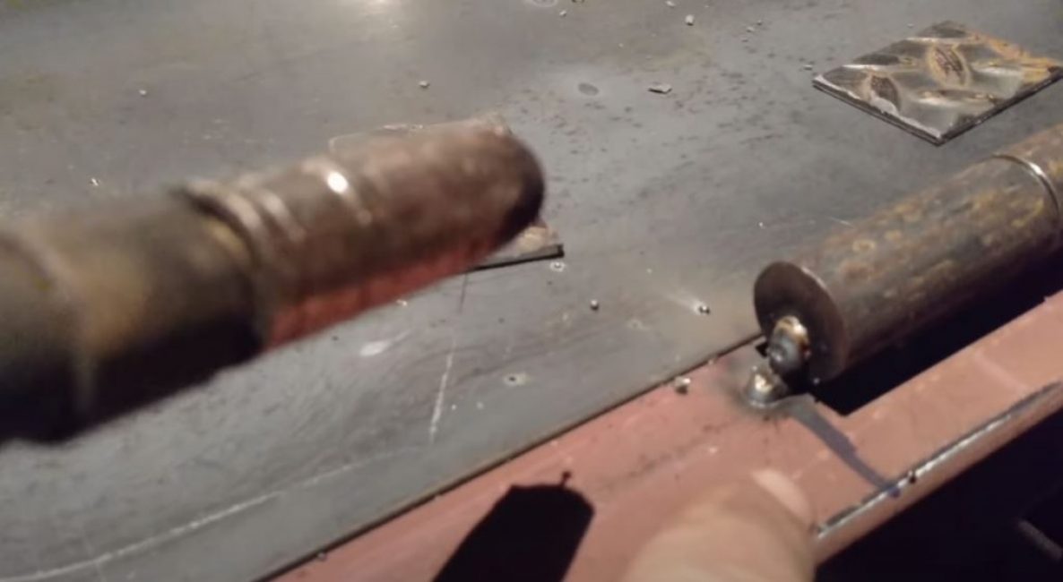 Strictement au milieu de l'extrémité, nous soudons la partie fixe de la boucle par soudure