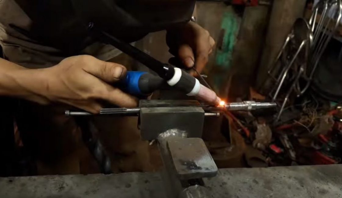 Nous soudons les deux arbres avec des côtés coupés