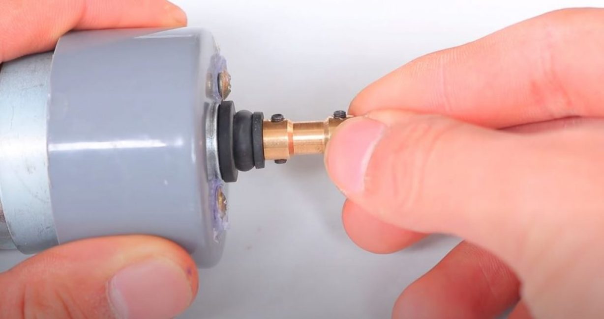 Nous mettons un joint en caoutchouc sur l'arbre du moteur