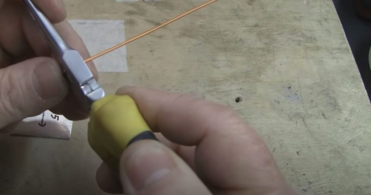 plier le fil à un angle de 90 degrés