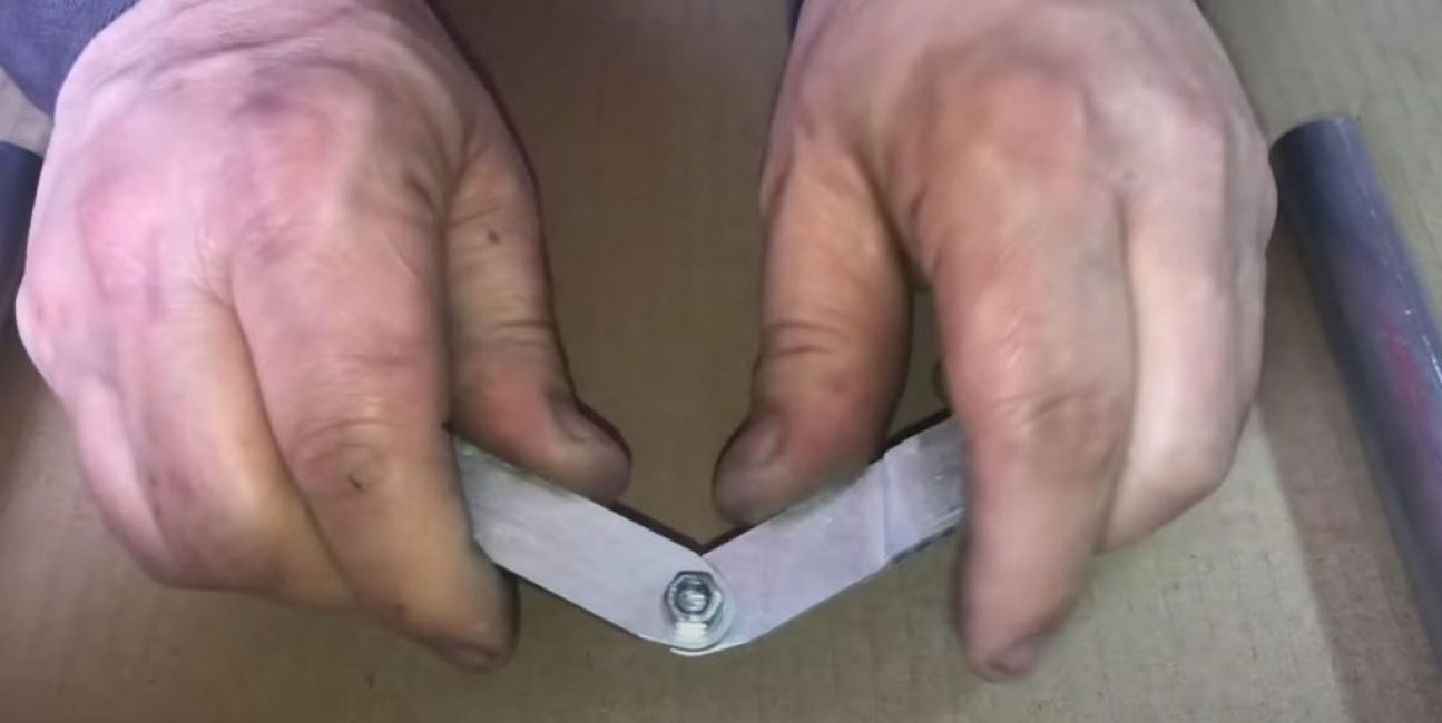 Nous connectons les plaques ensemble à l'angle requis