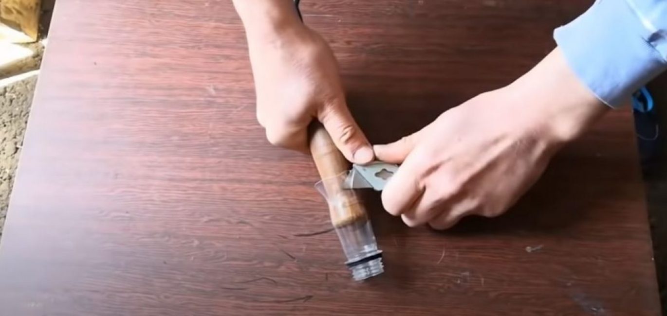 Couper la partie excédentaire du cou avec un couteau