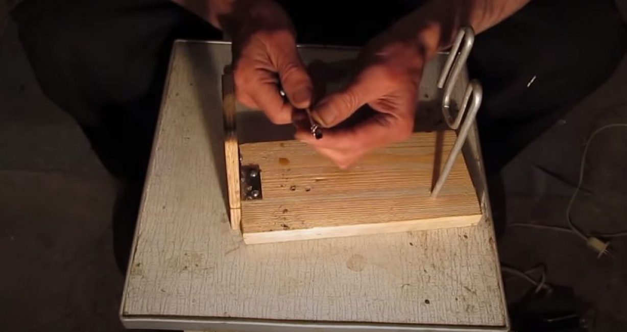 Nous plions le support pour la bande du fil