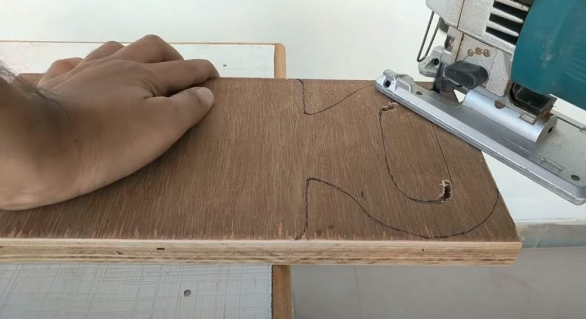 Nous découpons la partie mobile du chariot avec une poignée avec une scie sauteuse électrique