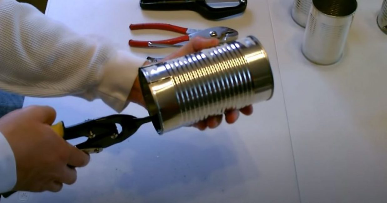 À l'aide de ciseaux à métal, nous réalisons 8 coupes dans la partie supérieure de la boîte