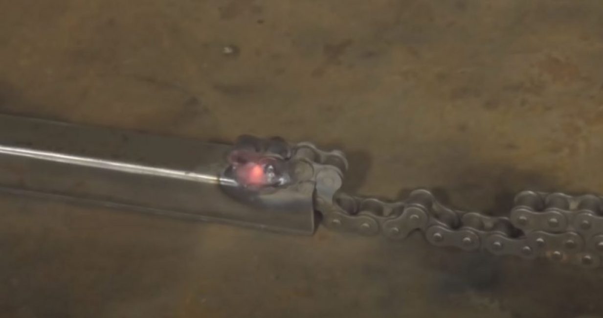 Soudez solidement la chaîne des deux côtés