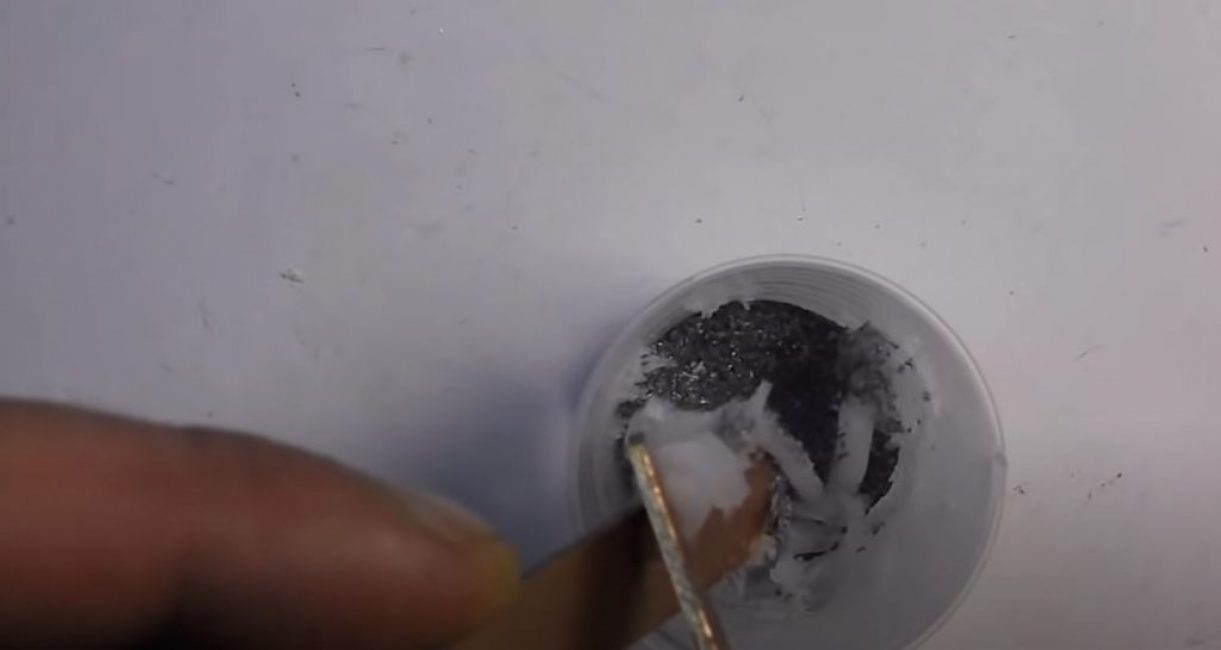 Ajoutez de la vaseline aux chips dans un rapport de 1: 3 et mélangez bien le tout